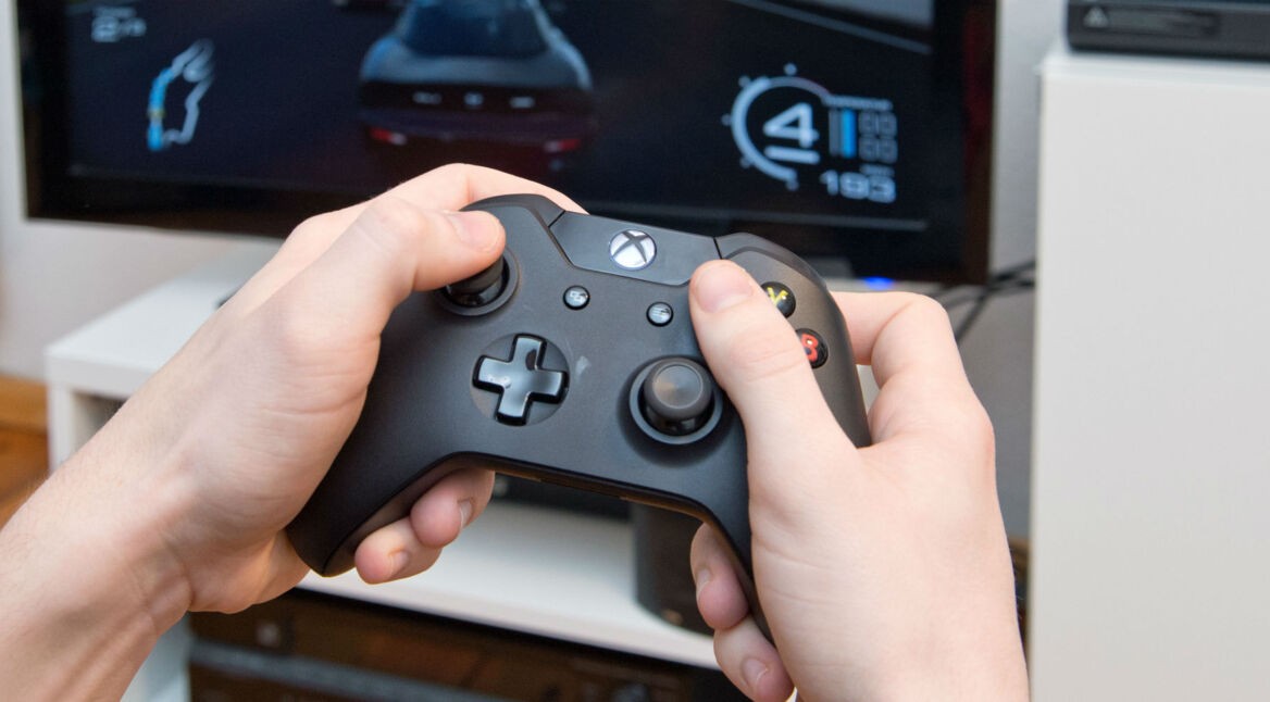 Spiel mit Xbox-One-Controller zocken.