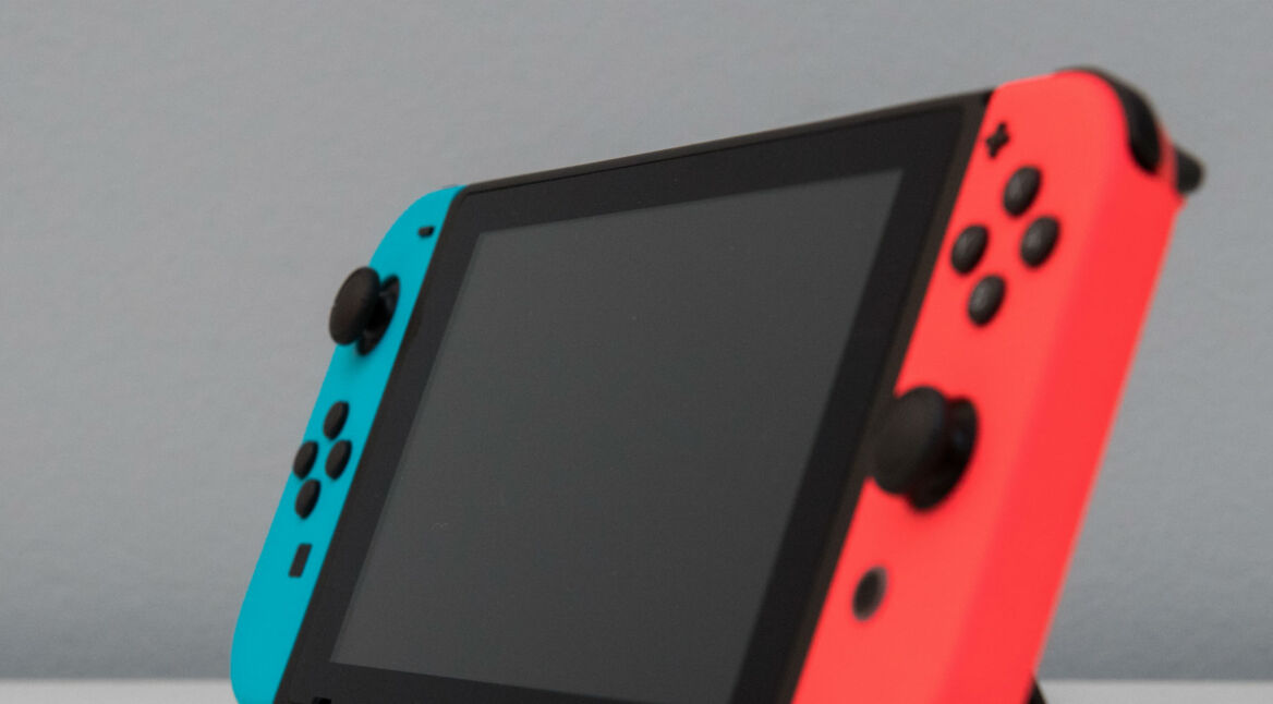 Die Nintendo-Switch-Konsole steht auf dem Tisch.