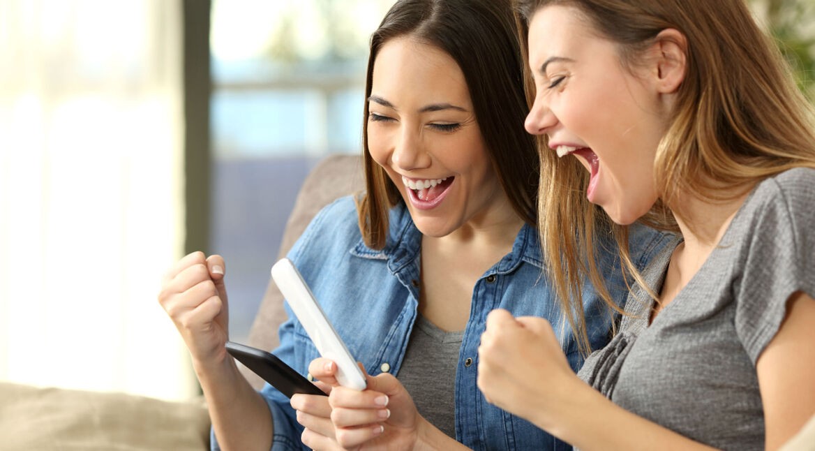 Frauen mit Smartphones
