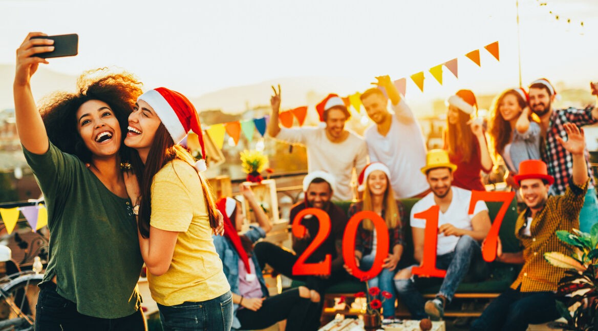 Junge Leute machen ein Selfie für 2017