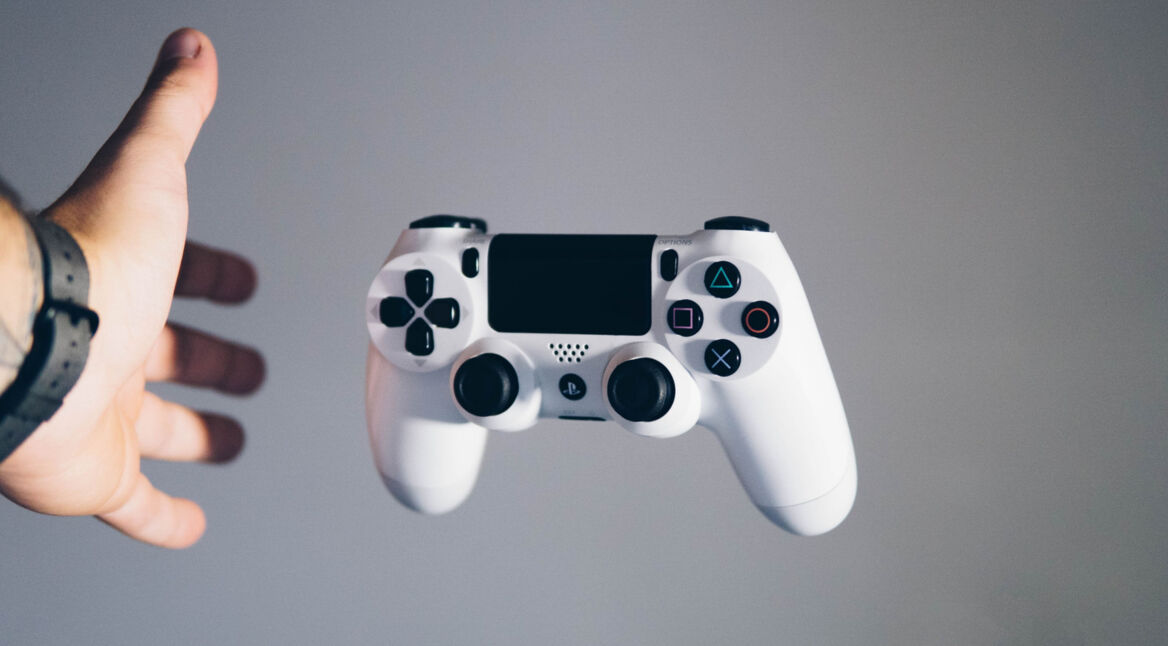 Ein weißer PS4-Controller wird in die Luft geworfen.