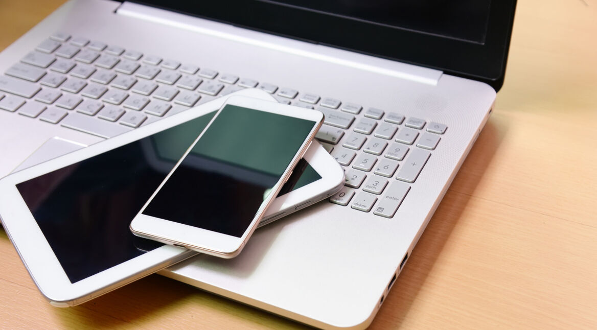 Verschiedene WLAN-fähige Geräte wie Laptop Smartphone und Tablet