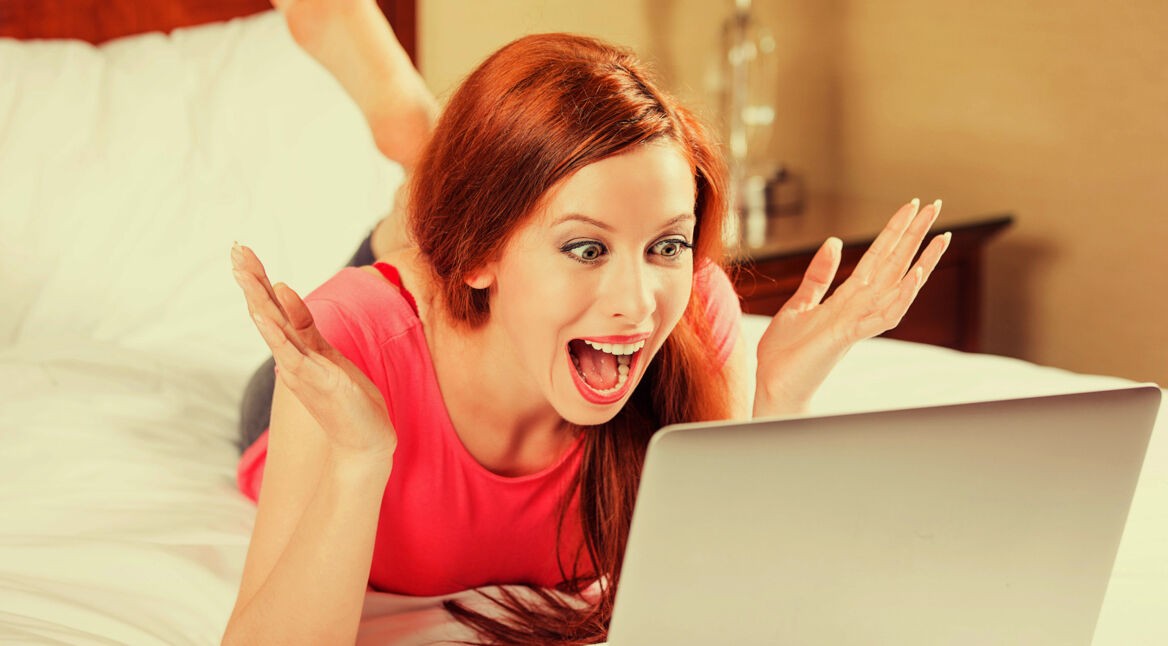 Frau freut sich am Laptop über die fertig installierte EasyBox 804