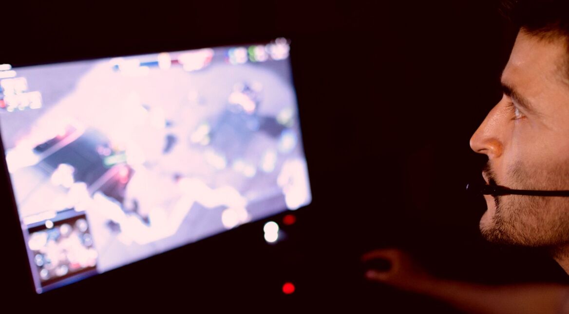 Gamer spricht beim Zocken mit der Community via Headset