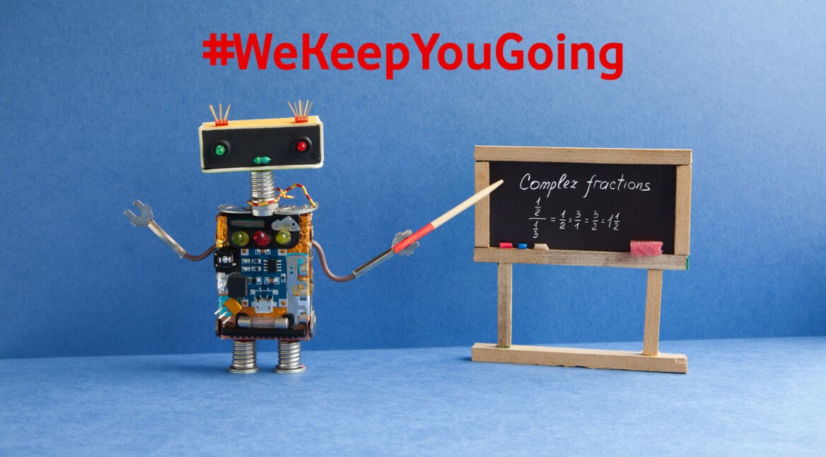 Ein Mini-Roboter zeigt eine Gleichung auf einer tafel mit einem Zeigestock an.