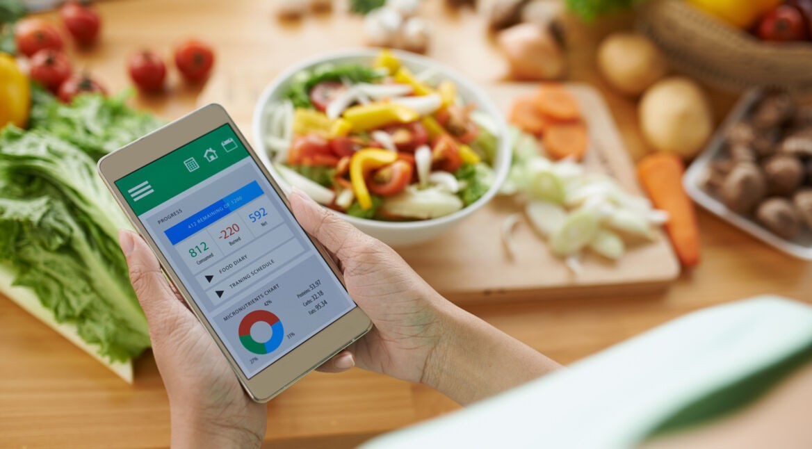 Ernährungs-App auf einem Smartphone und ein Salat