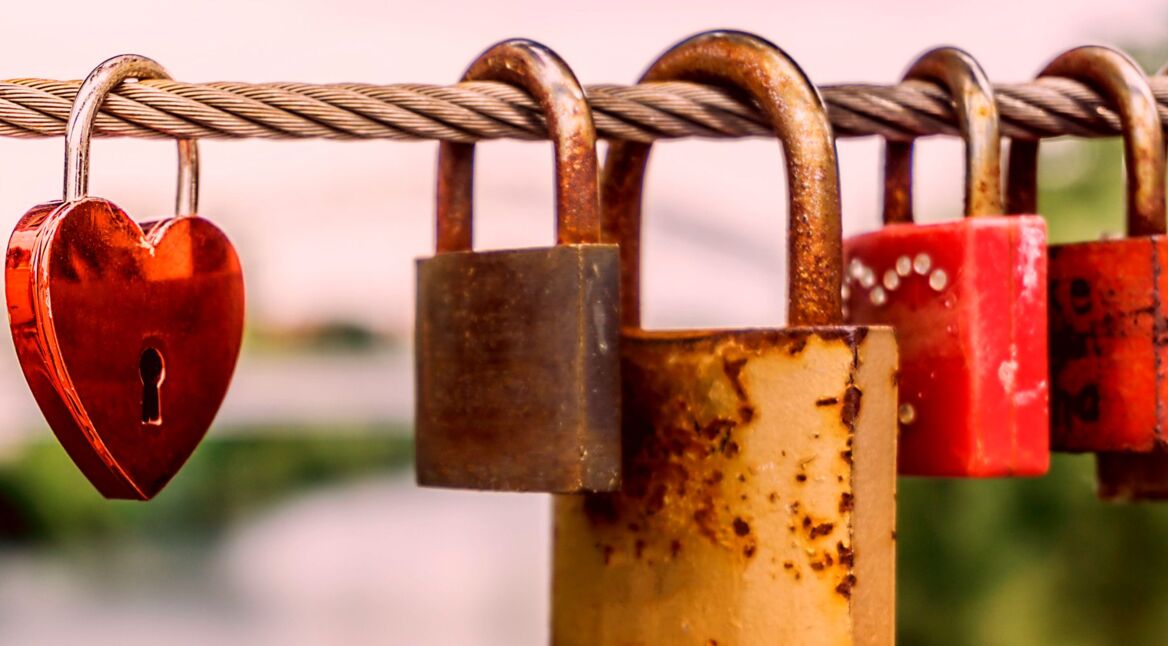 Schlösser an einem Seil symbolisieren Sicherheit