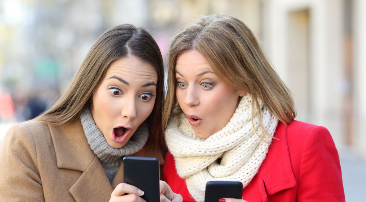 Zwei Frauen freuen sich über leistungsstarke Smartphones