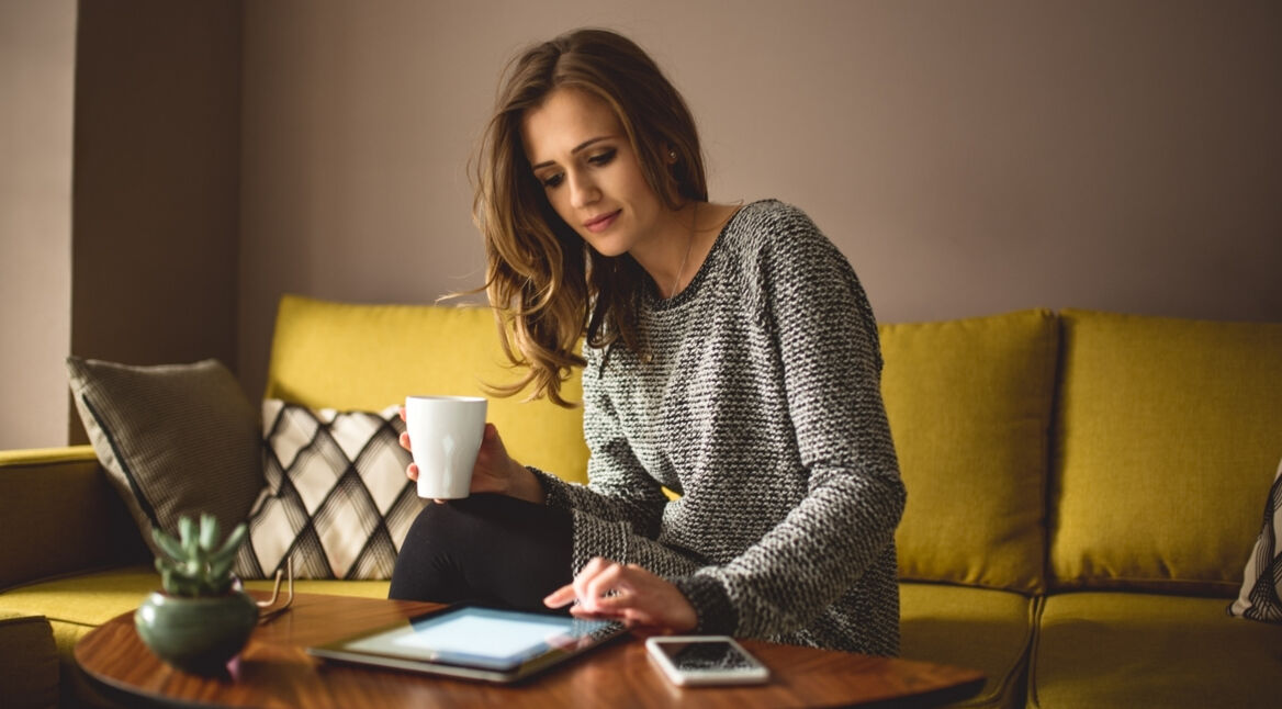 Eine Frau tippt auf ihrem iPad