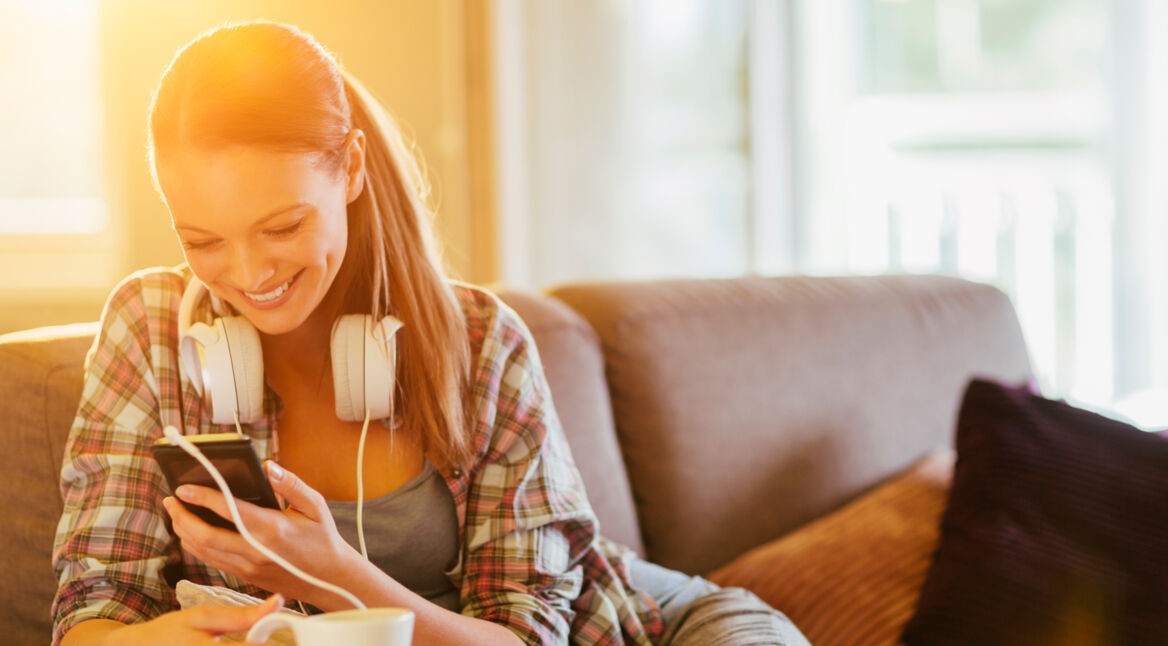 Frau schaut auf ihr Smartphone.