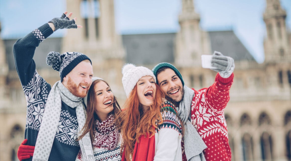 Freunde machen ein Selfie in weihnachtlicher Kleidung