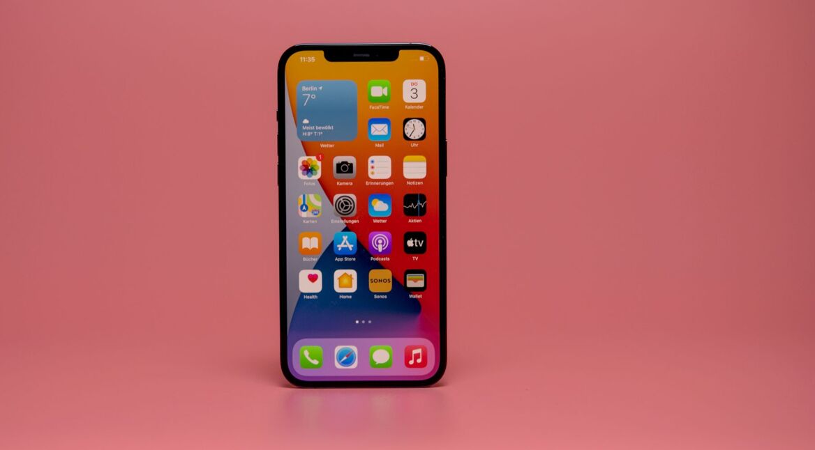 Homescreen des iPhone 12 mit zahlreichen Apps