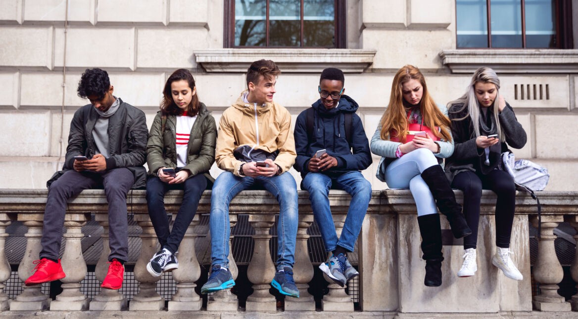 Azubis mit Smartphones