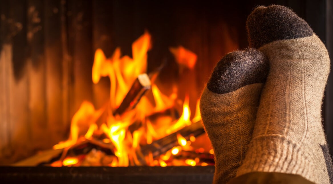 Gemütliche Stimmung vor einem Kamin