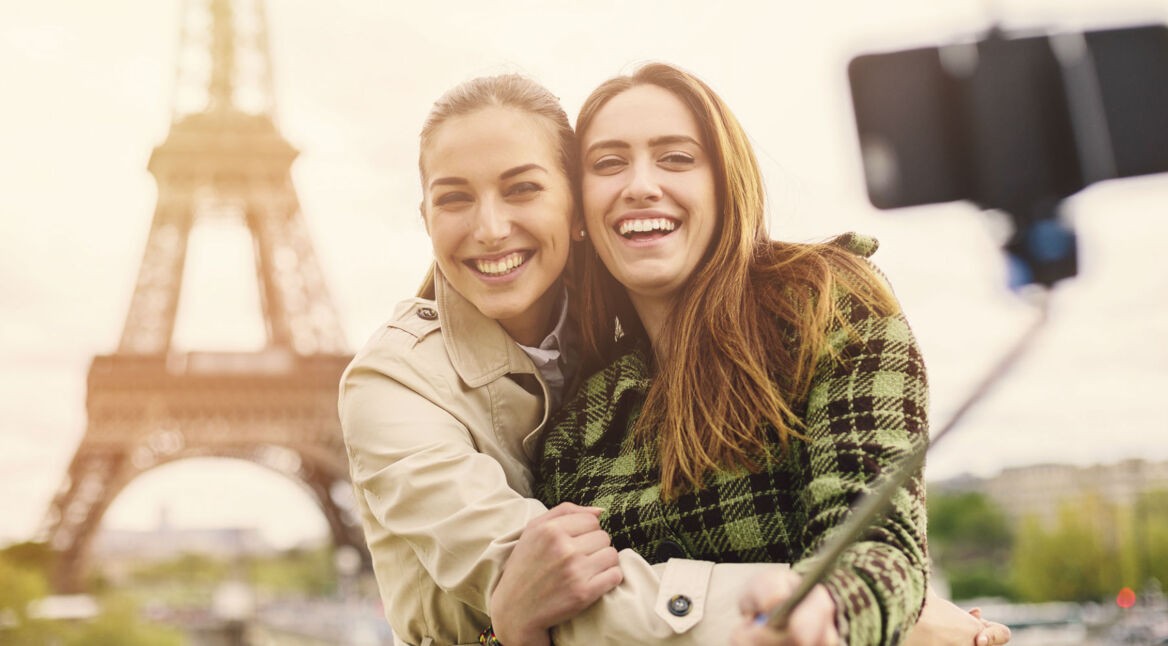 Mädchen verwenden Selfiestick für Selfie.