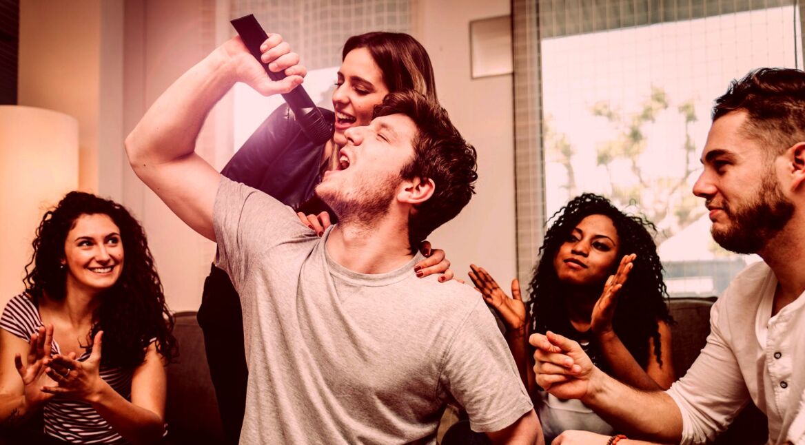 Junge Leute beim Karaoke-Singen