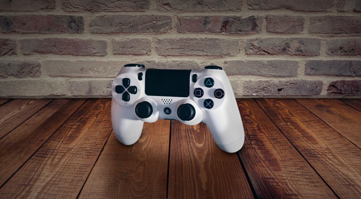 PlayStation 4-Controller schwebt über einem Tisch aus Holz.