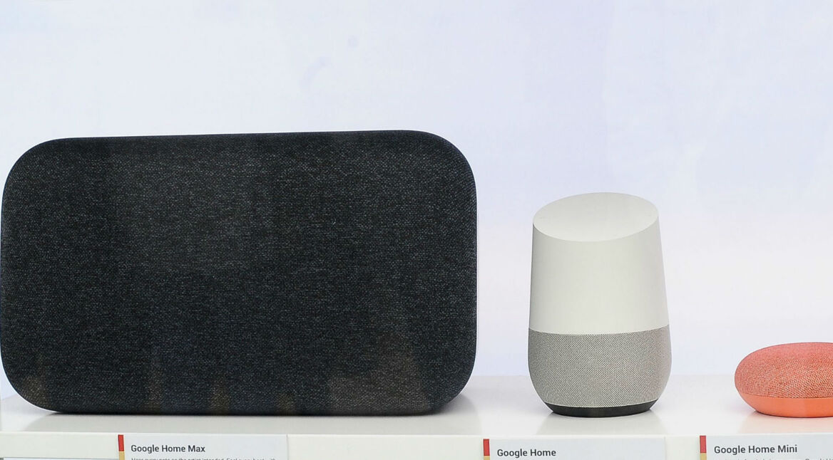Der Google Home Max, der Google Home und der Google Home Mini stehen nebeneinander.