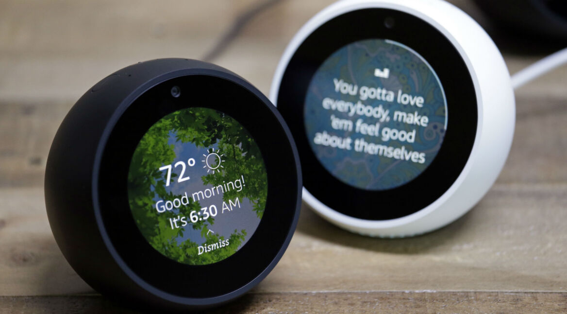 Den Echo Spot via Alexa-Sprachbefehle steuern.