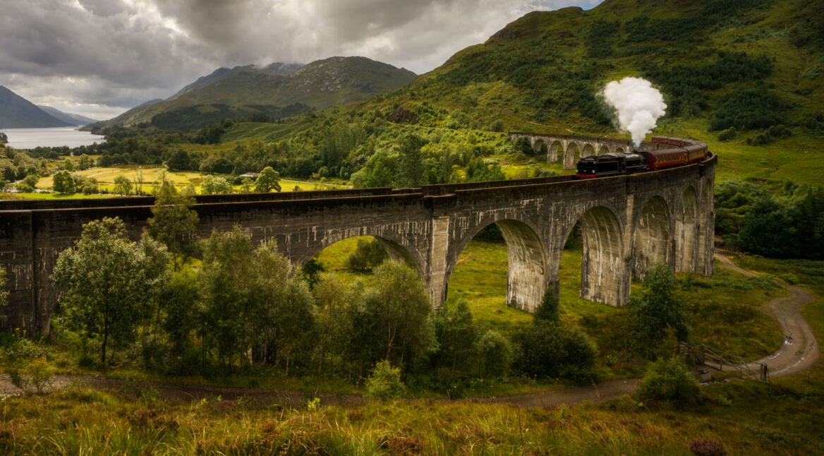 Zug fährt über eine Brücke.