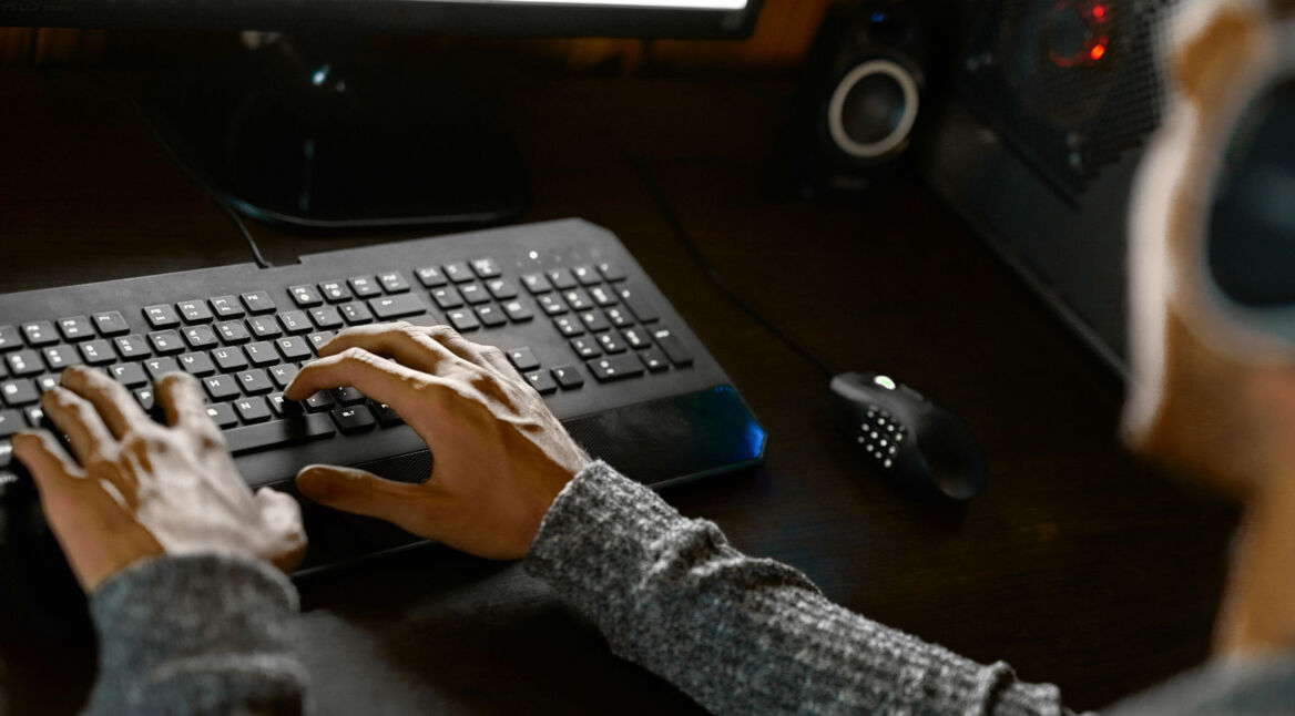 Junger Mann spielt über Steam am PC.