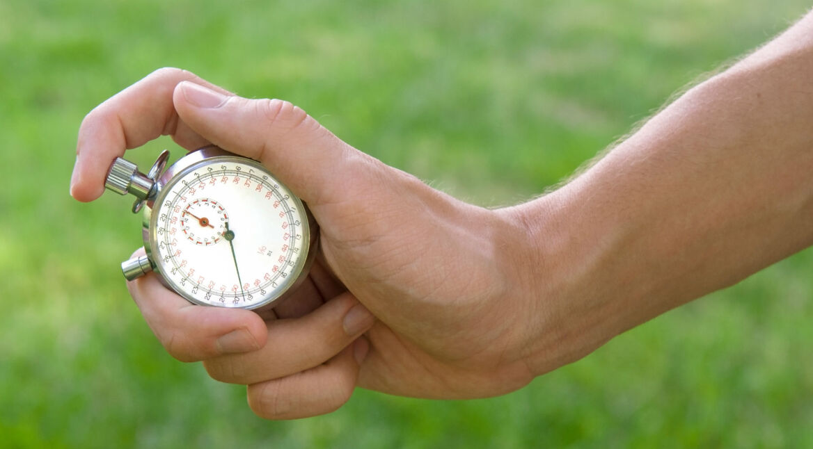Eine Stoppuhr misst die Zeit.