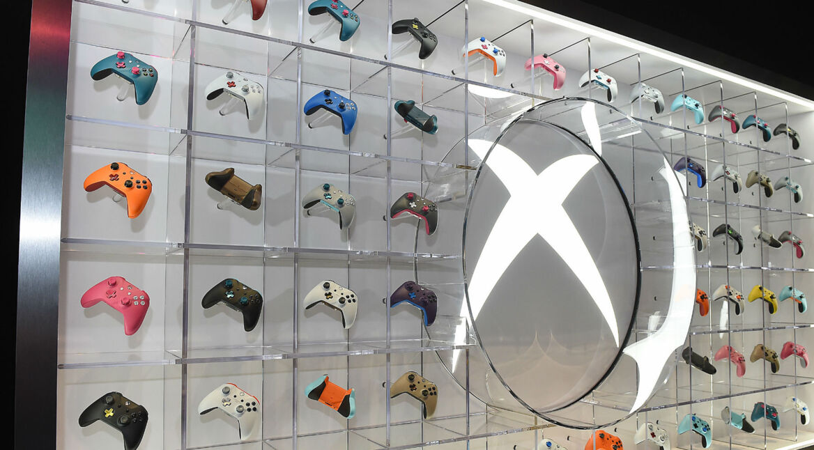 Xbox-One-Zubehör wie verschiedenfarbige Controller auf der Gamescom ausgestellt.