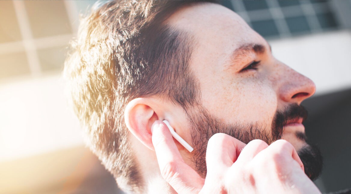 Ein Mann mit AirPods