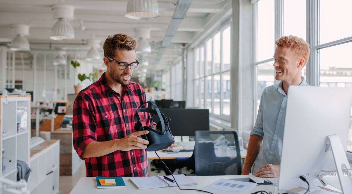 Zwei Männer planen eine virtuelle Raumeinrichtung