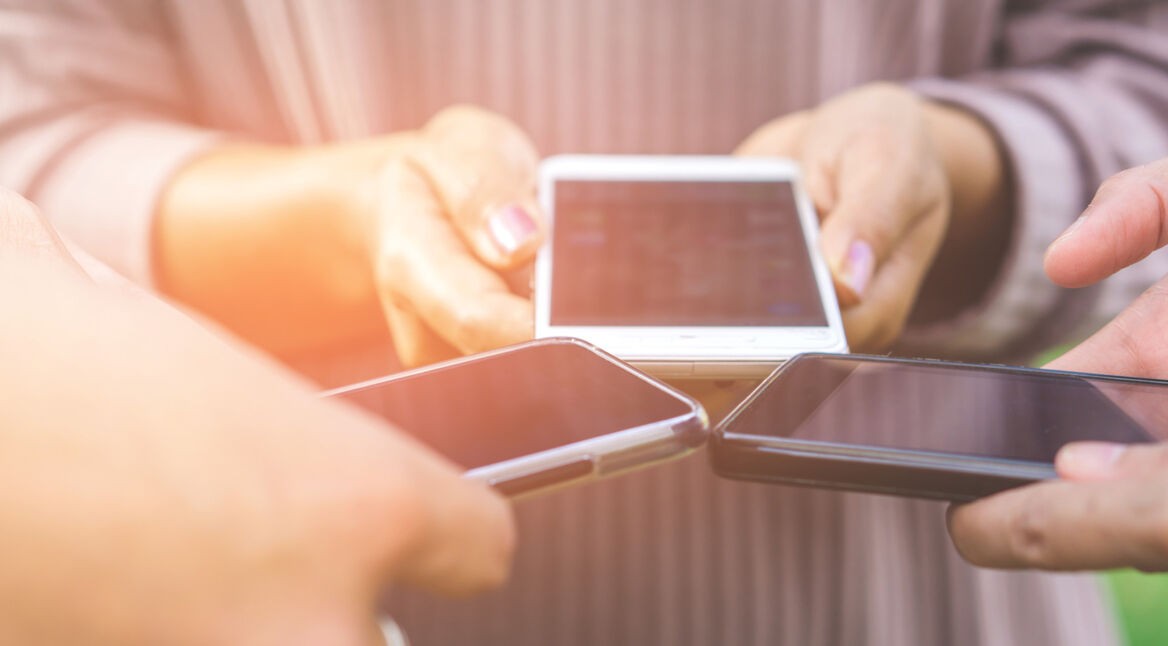 Drei Smartphones zueinander gerichtet