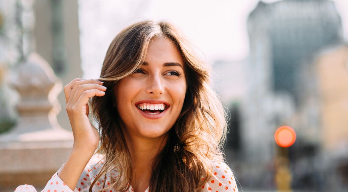 Porträt einer Frau im Freien