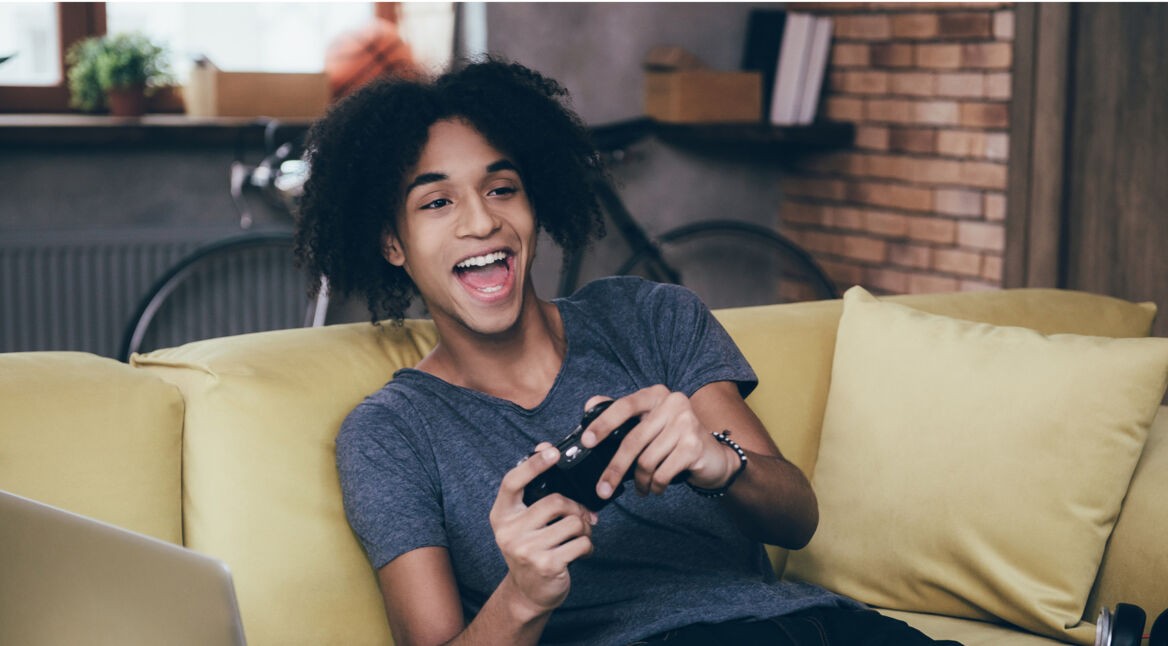 Ein Gamer beim Zocken auf der Xbox One