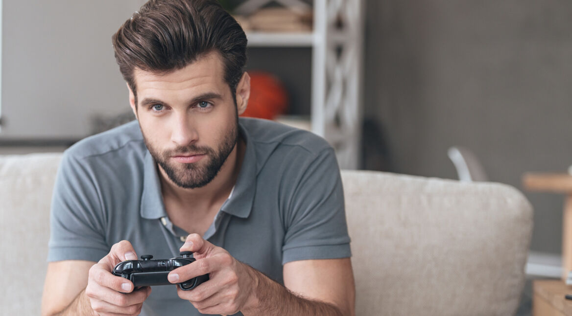 Ein Mann spielt auf der Xbox One X