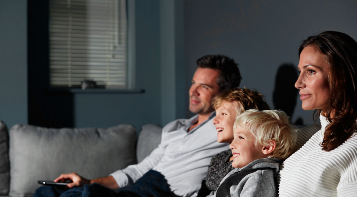 Familie beim gemeinsamen Fernsehen
