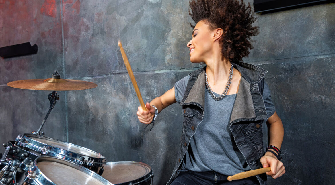 frau am schlagzeug smarte musikinstrumente