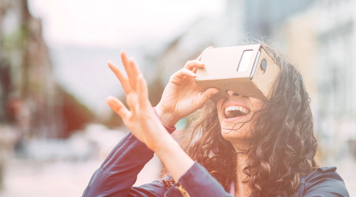 Eine Frau erlebt virtuelle Welten mit einer Cardboard-Brille