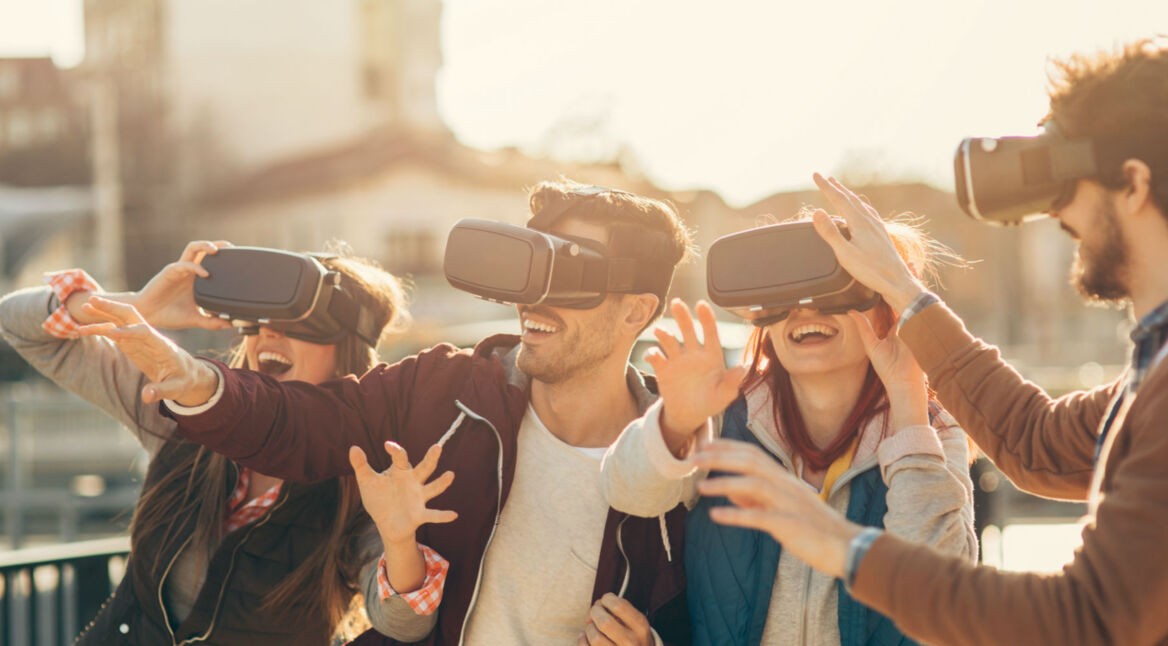 Freunde erleben Virtual Reality über eine VR-Brille.