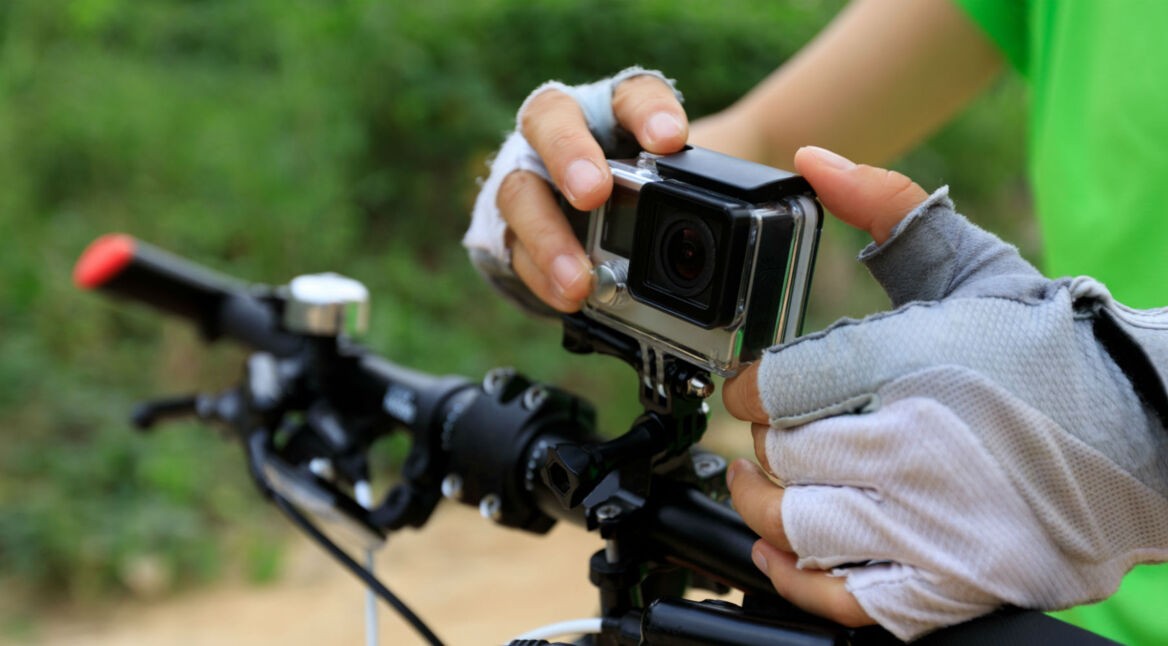 GoPro wird an einem Fahrrad befestigt.