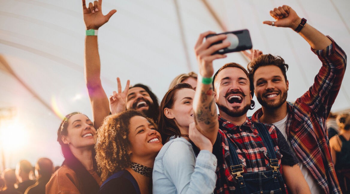 Junge Leute machen Selfies auf einem Festival