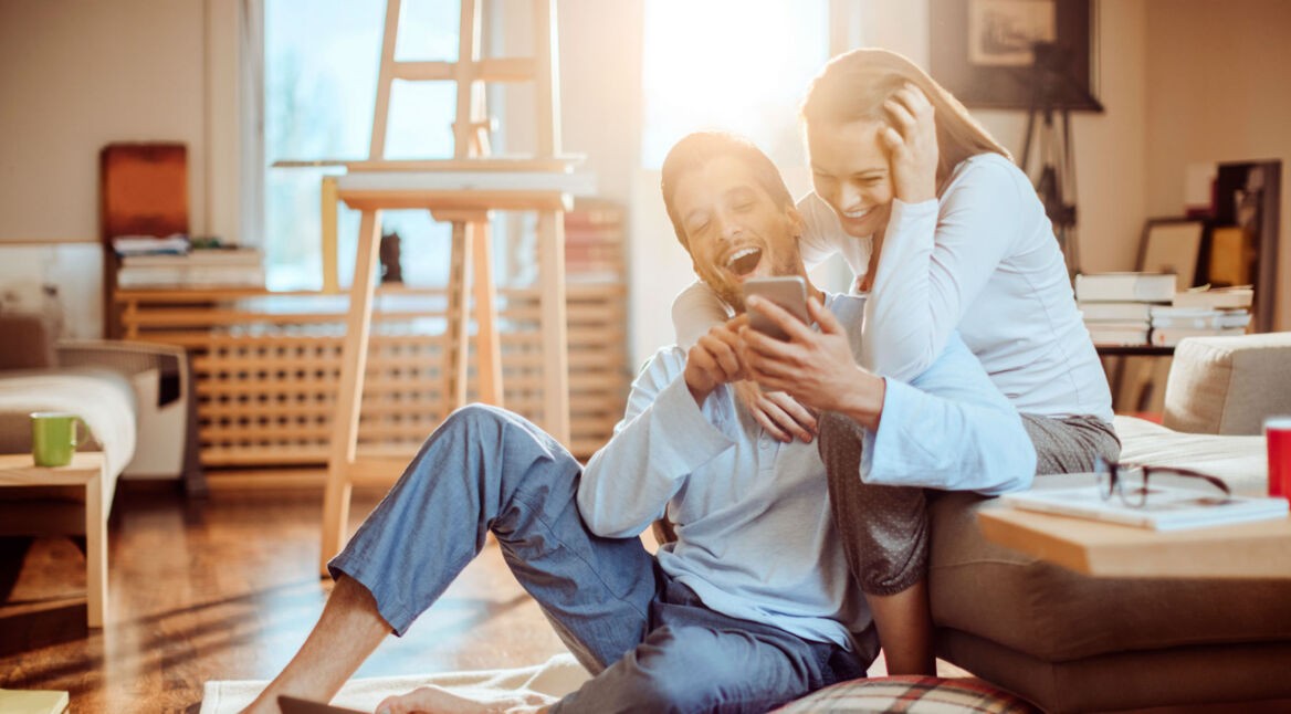 Junges Paar nutzt Die With Me am Smartphone.