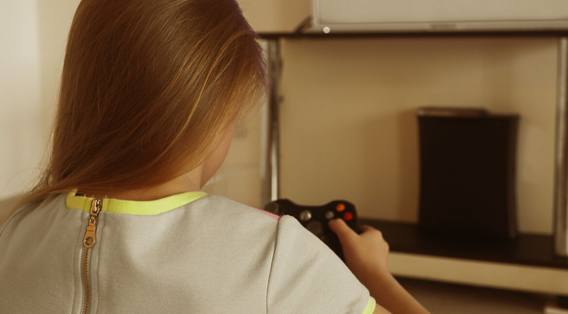 Junges Mädchen spielt mit ihrem Controller Xbox-Games.