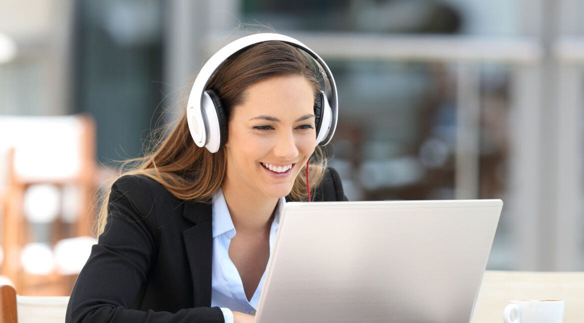 Eine Frau amüsiert sich beim Videochat