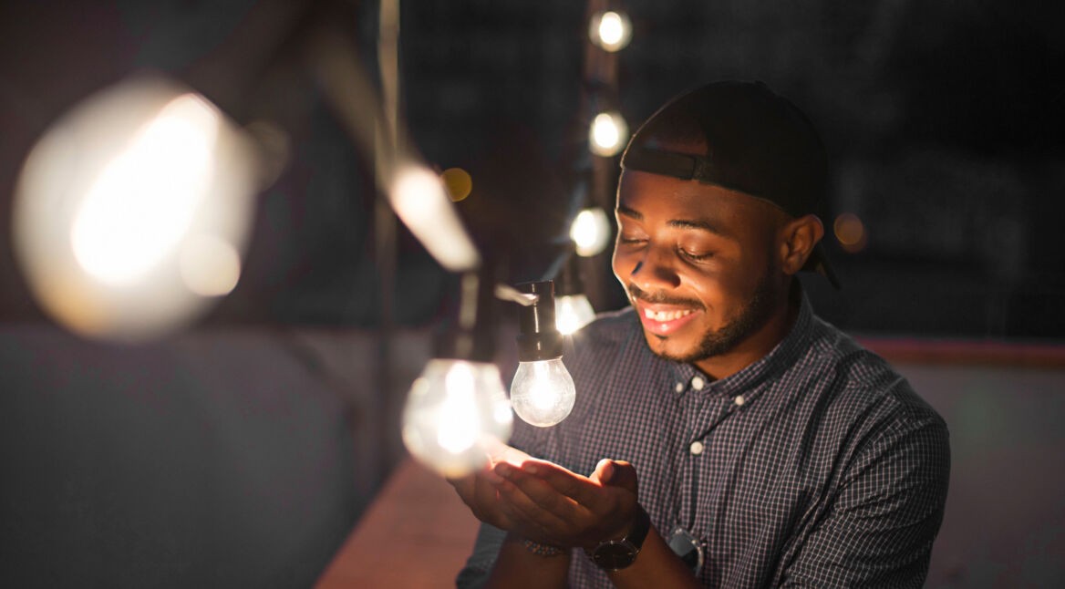 Ein junger Mann und eine Lichterkette