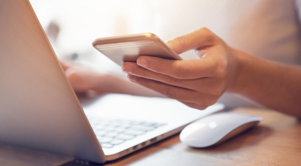 Eine Frau kopiert Sprachmemos auf ihren Mac