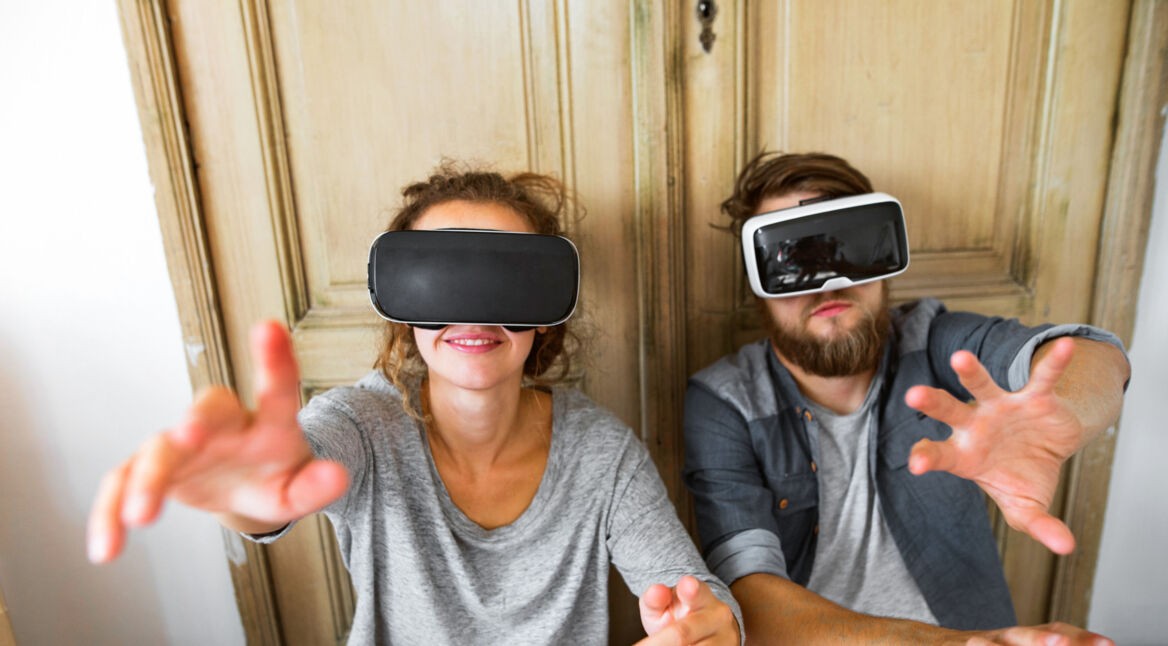 Junges Paar schaut VR-Inhalte anstatt zu Tapezieren