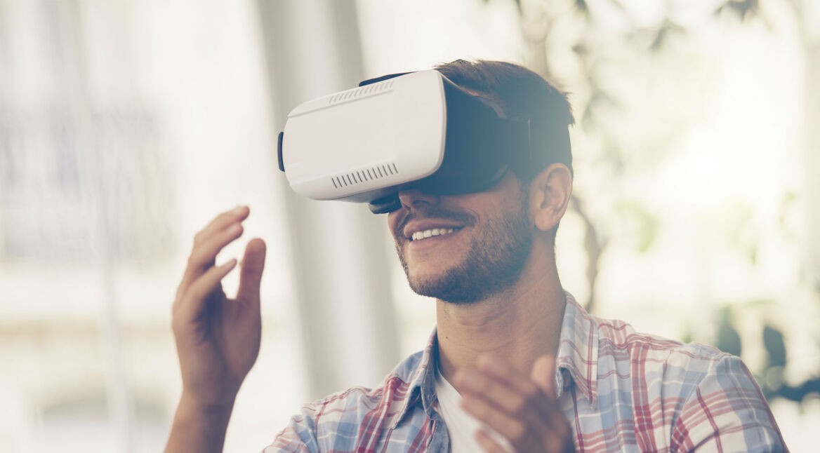 Junger Mann schaut einen Film über seine VR-Brille.