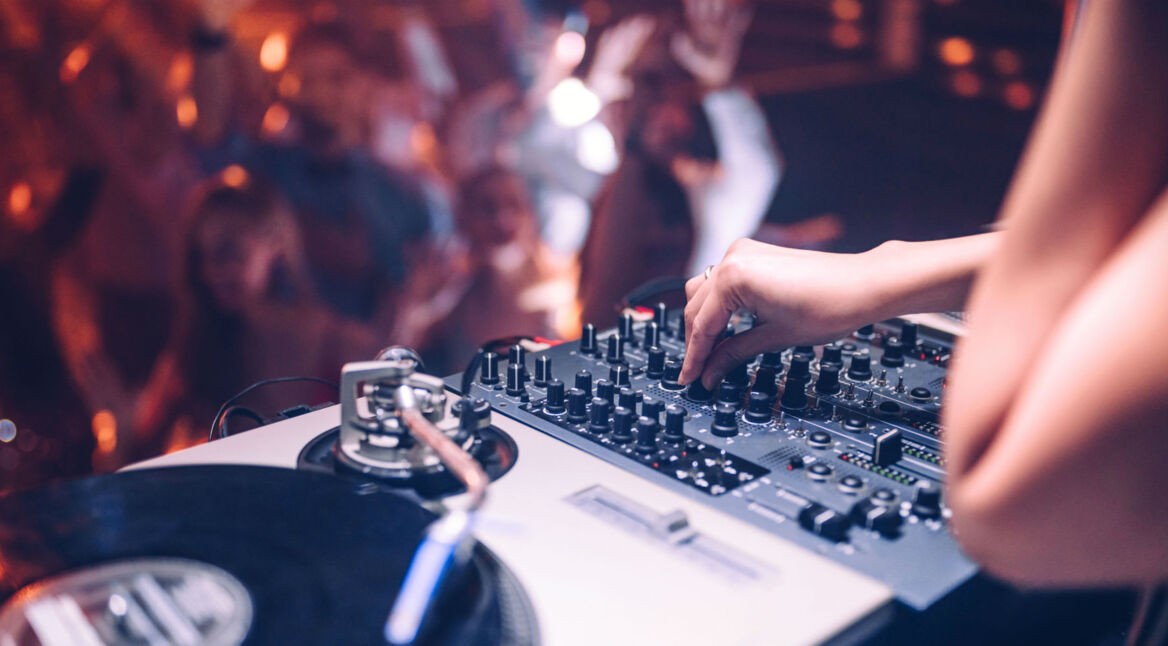 Musik vom DJ bei einem Konzert.