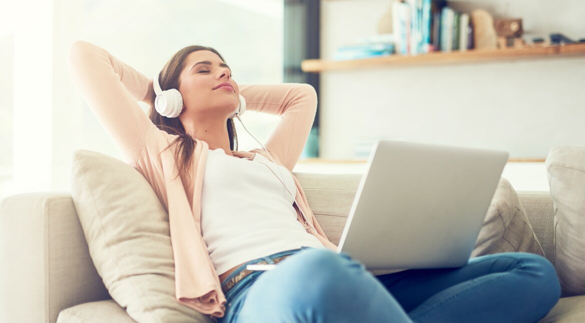 Junge Frau hört Musik