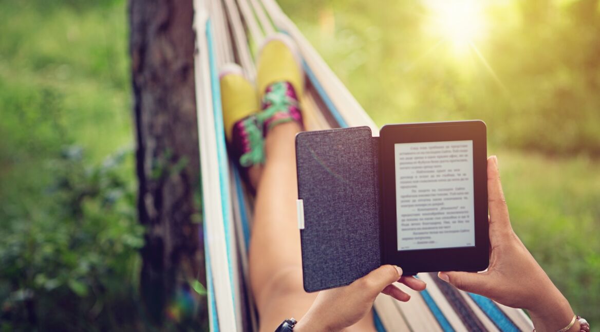 Junge Frau liest E-Book