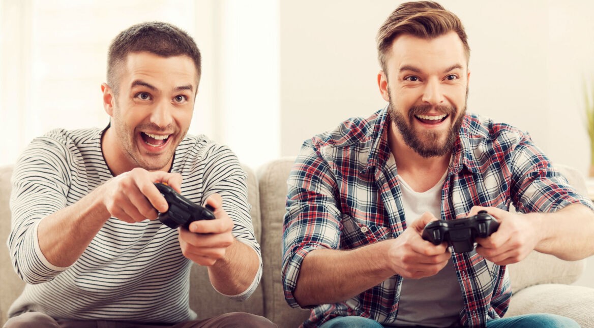 Zwei Freunde spielen im Koop-Modus an der Konsole.